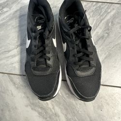 Size 10.5 Nike men’s Air Max SC