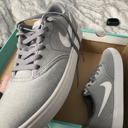 Grey Nike sb 