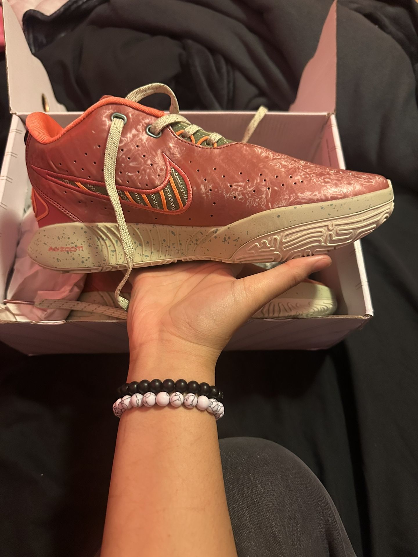 LEBRON XXI ‘Queen Conch’