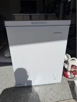 Insignia™ - 7 Cu. Ft. Garage-Ready Chest Freezer - White