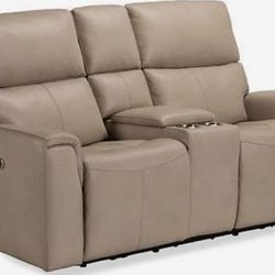 Full Leather Power Reclining Loveseat With Console - Excellent condition