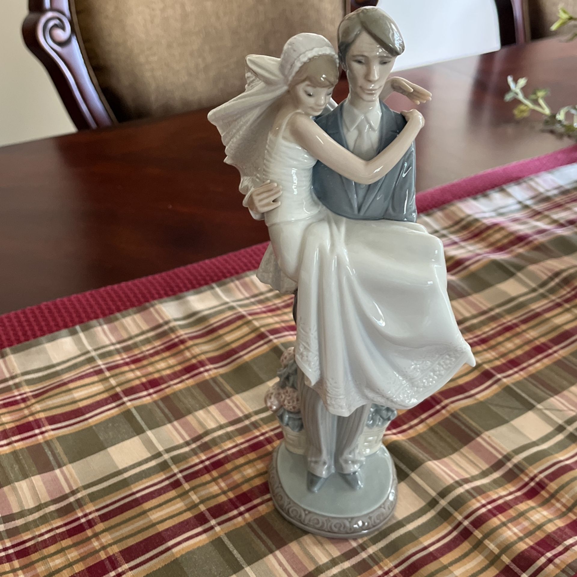 Lladro 01005282 Over The Threshold Wedding Couple