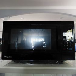 Magic Chef Microwave - Very Clean (practically brand new), Works perfectly 