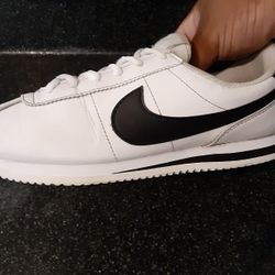 Nike Cortez women 8.5 Good Condition 
