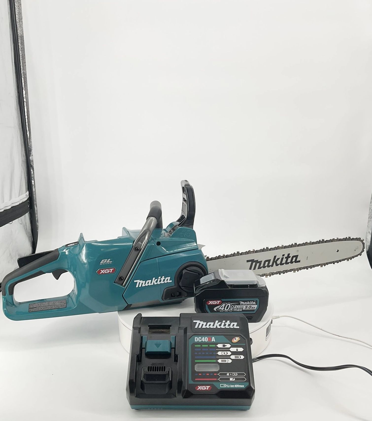 Makita XGT 18 in. 40V max Brushless Electric Cordless Battery Chainsaw Kit (5.0Ah) [USED LIKE NEW] 