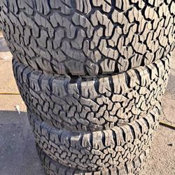 275/70/18 Vendo Un Set De Llantas Marca  Bfgoodrich En Perfectas Condiciones De Vida Las 4 