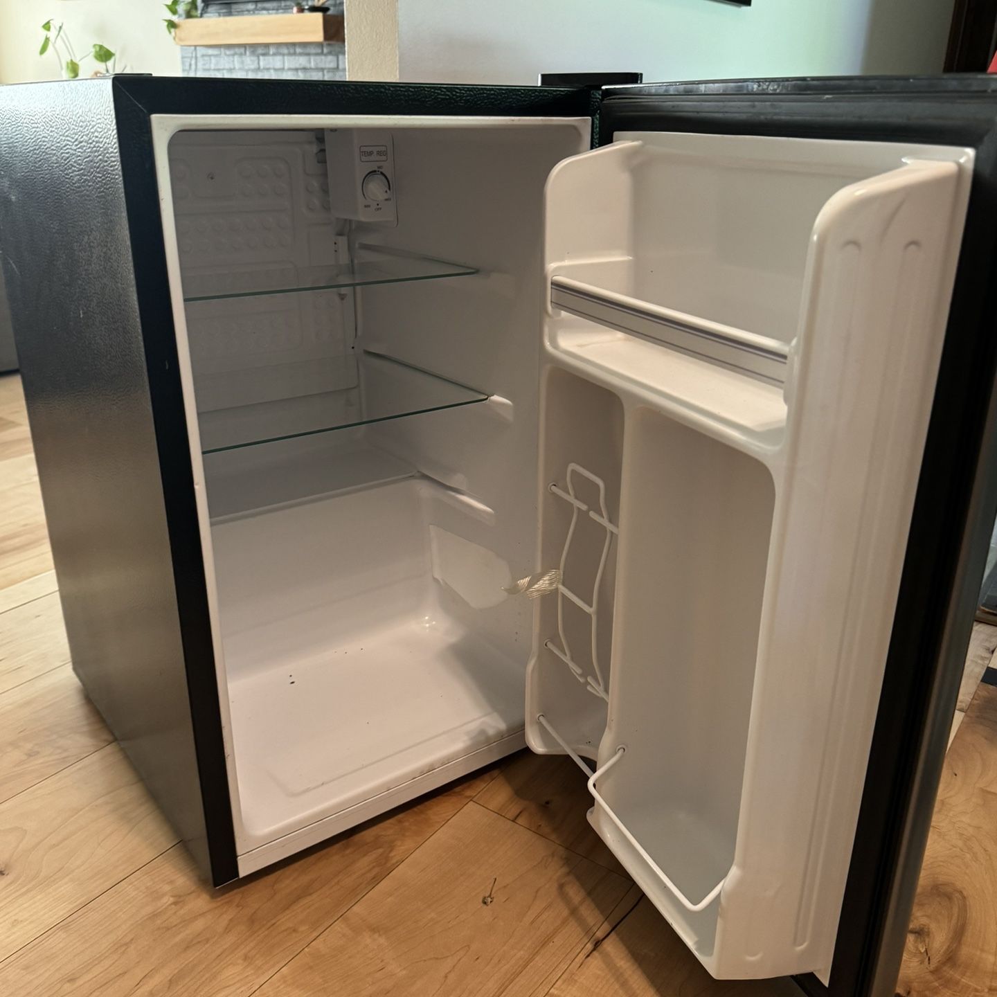 Nice, Clean Nearly New Mini Fridge for Sale in Lake Grove, OR 