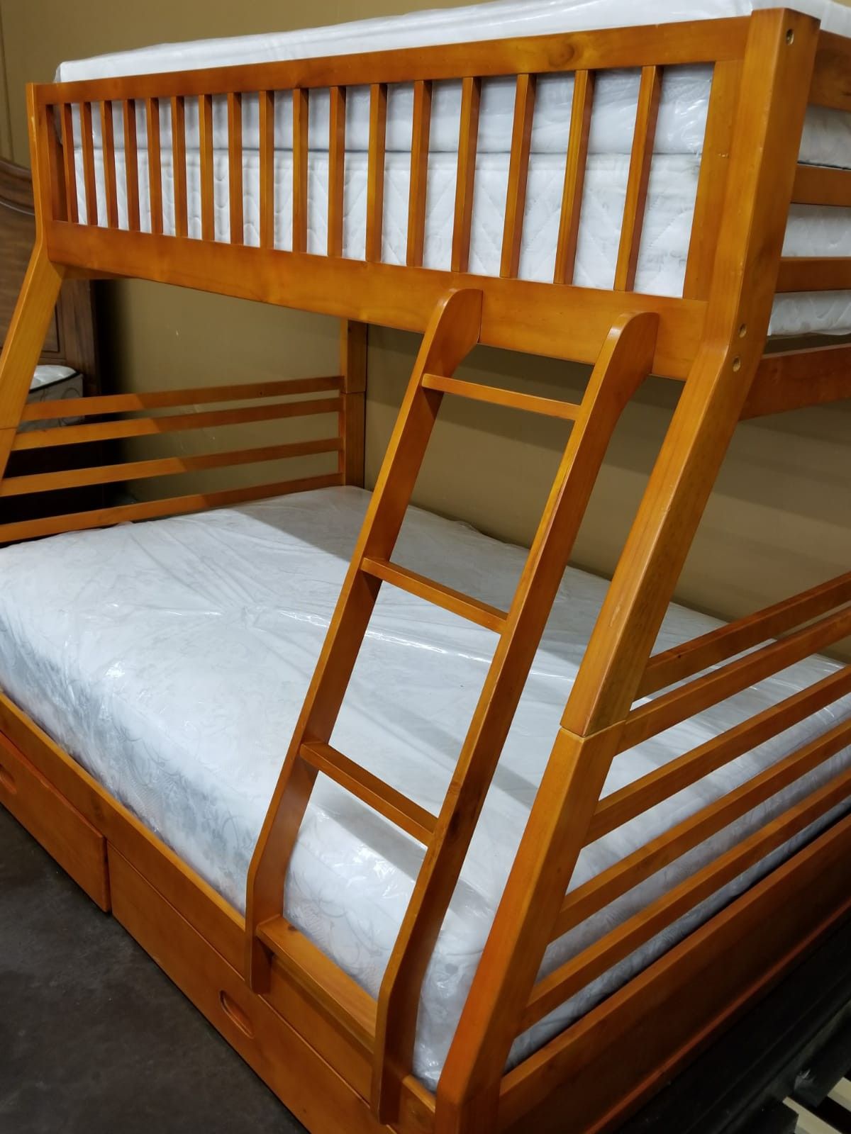 Solid wood Twin/full bunkbed with two mattresses