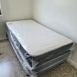 NEW Twin-Size MATTRESS and BOX SPRING. Bed frame not included👍