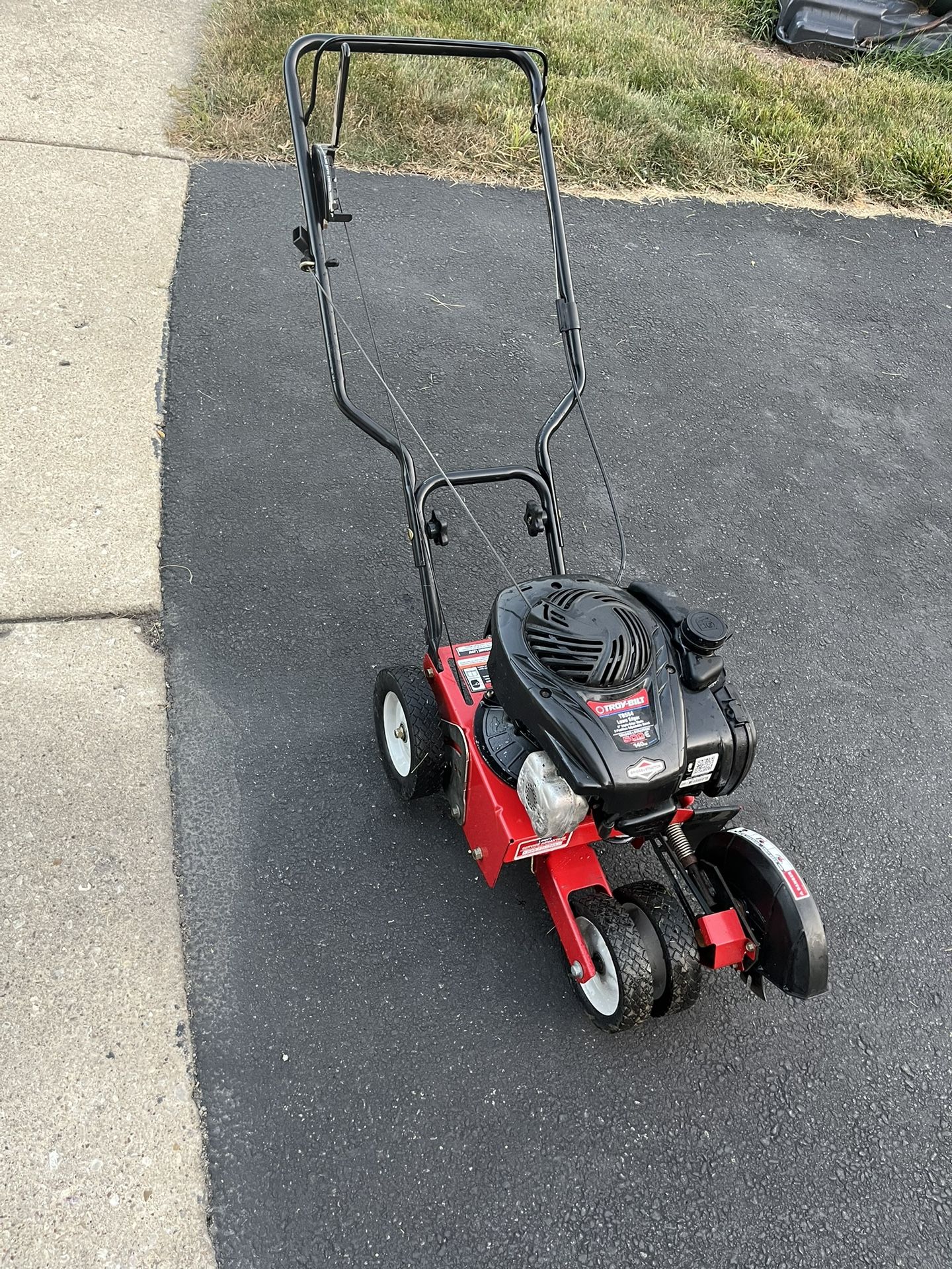 TroyBilt Lawn 9” Edger TB554 3 position 140cc Briggs & Stratton for Sale in Naperville, IL