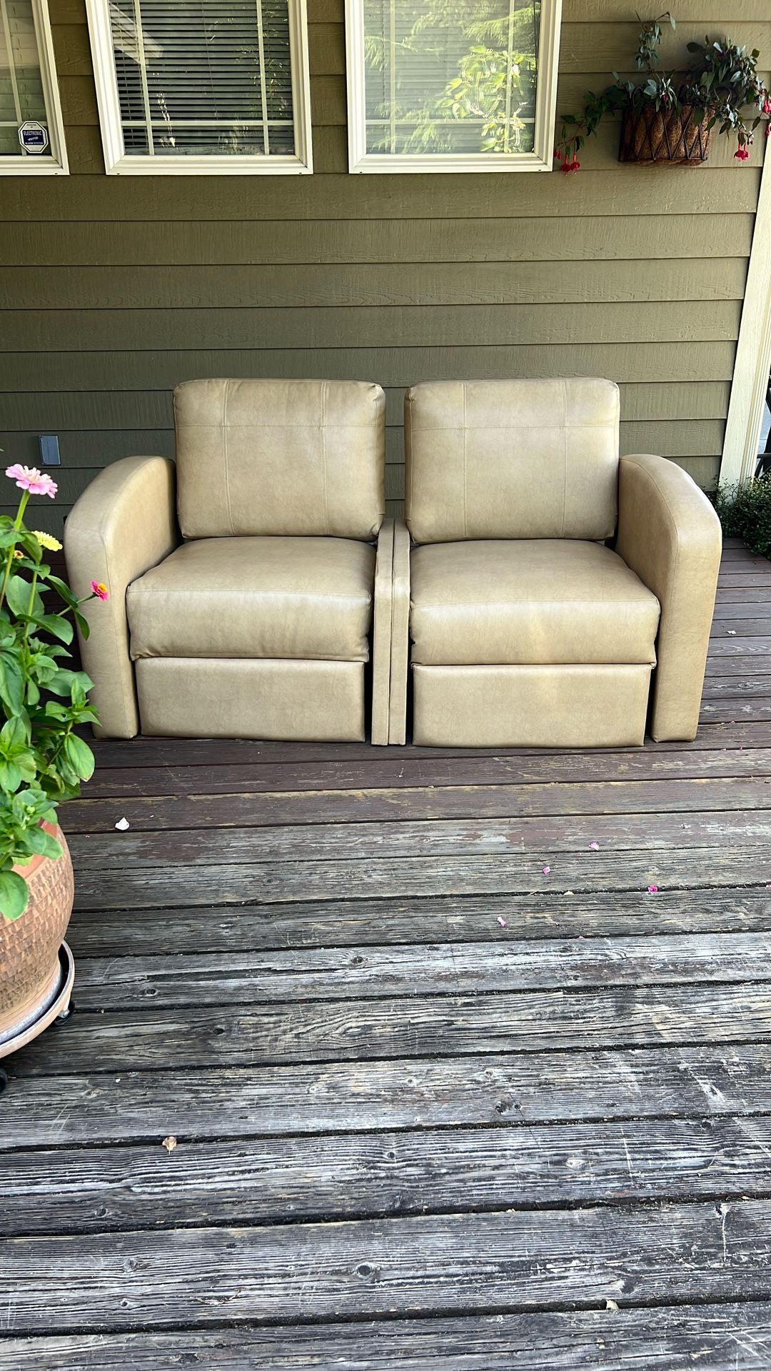 RV Reclining Couch Zero Clearance Couch