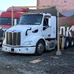 2017 Peterbilt 579 Day Cab 