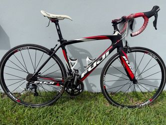 🚴🏻 Fuji Gran Fondo Carbon Road Bike – Size 52 – Ultegra 11-Speed Selling a Fuji Gran Fondo carbon endurance road bike, size 52.