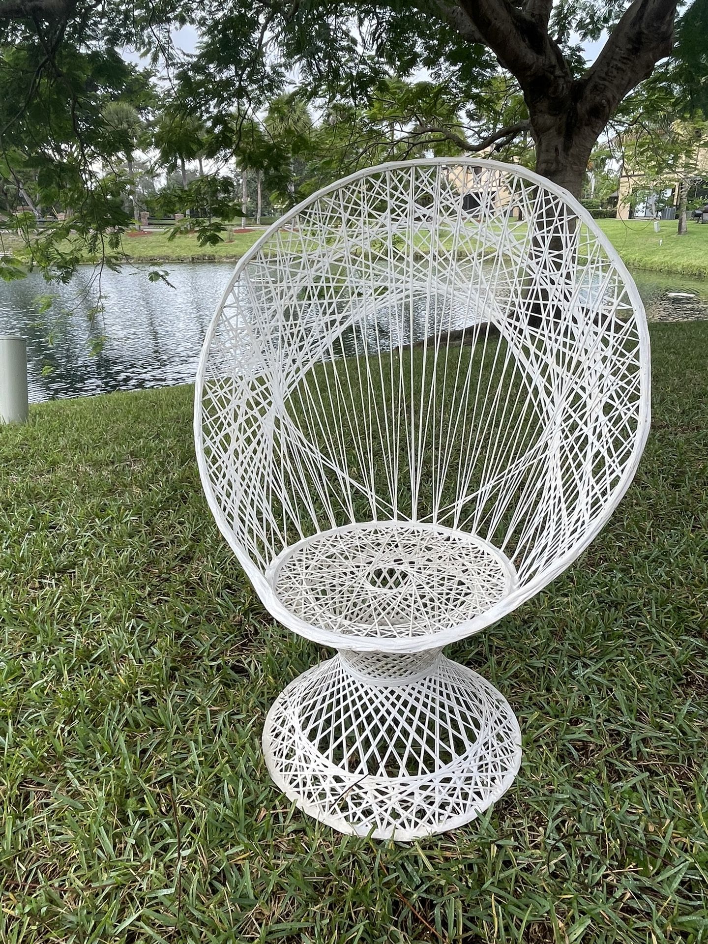 Beautiful Vintage Russell Woodard Peacock Chair