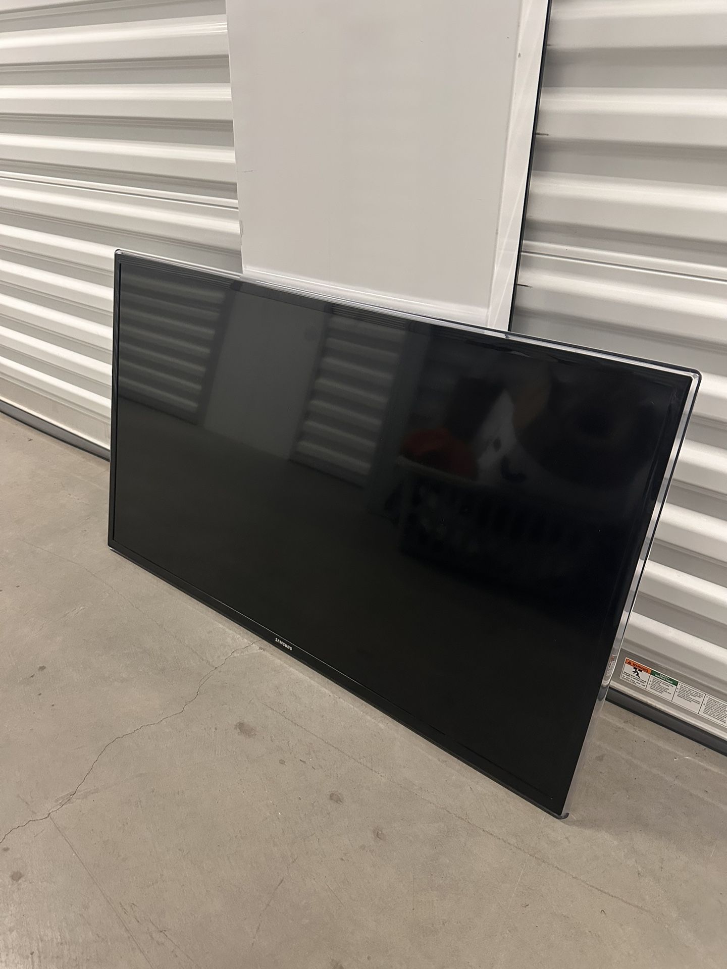 Samsung 40” Smart TV + Apple TV