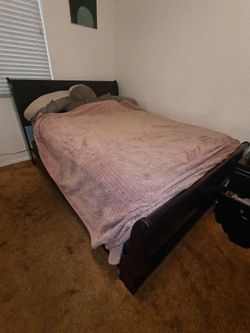 Queen sleigh bed