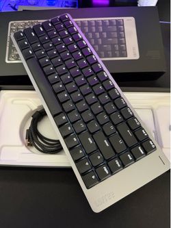 LOFREE Flow 2 84 keyboards Tri-mode connectivity (2.4GHz/ Bluetooth/ wired USB-C) 75% layout / 84 keys Ultra sleek anodized aluminum body New 40gf POM
