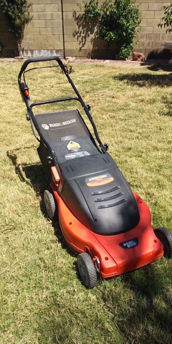 Black & Decker Cordless lawn mower. for Sale in Peoria, AZ - OfferUp