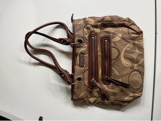 Lots of. Women’s purses