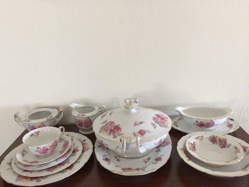 Beautiful Aladdin fine china. 82 pieces. Excellent condition. Made in occupied Japan Includes serving pieces.