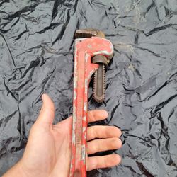 pipe wrench 