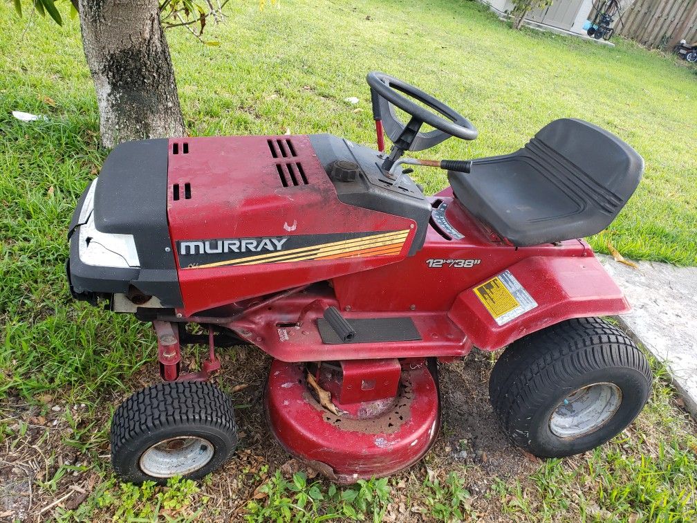 Murray tractor to cut the lawn