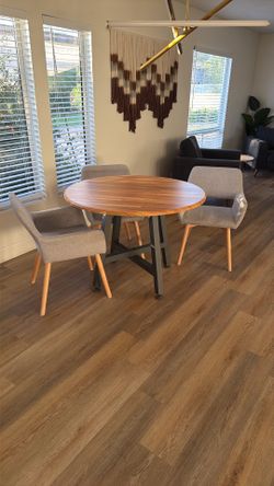 Mid Century Modern Round Table And Chairs
