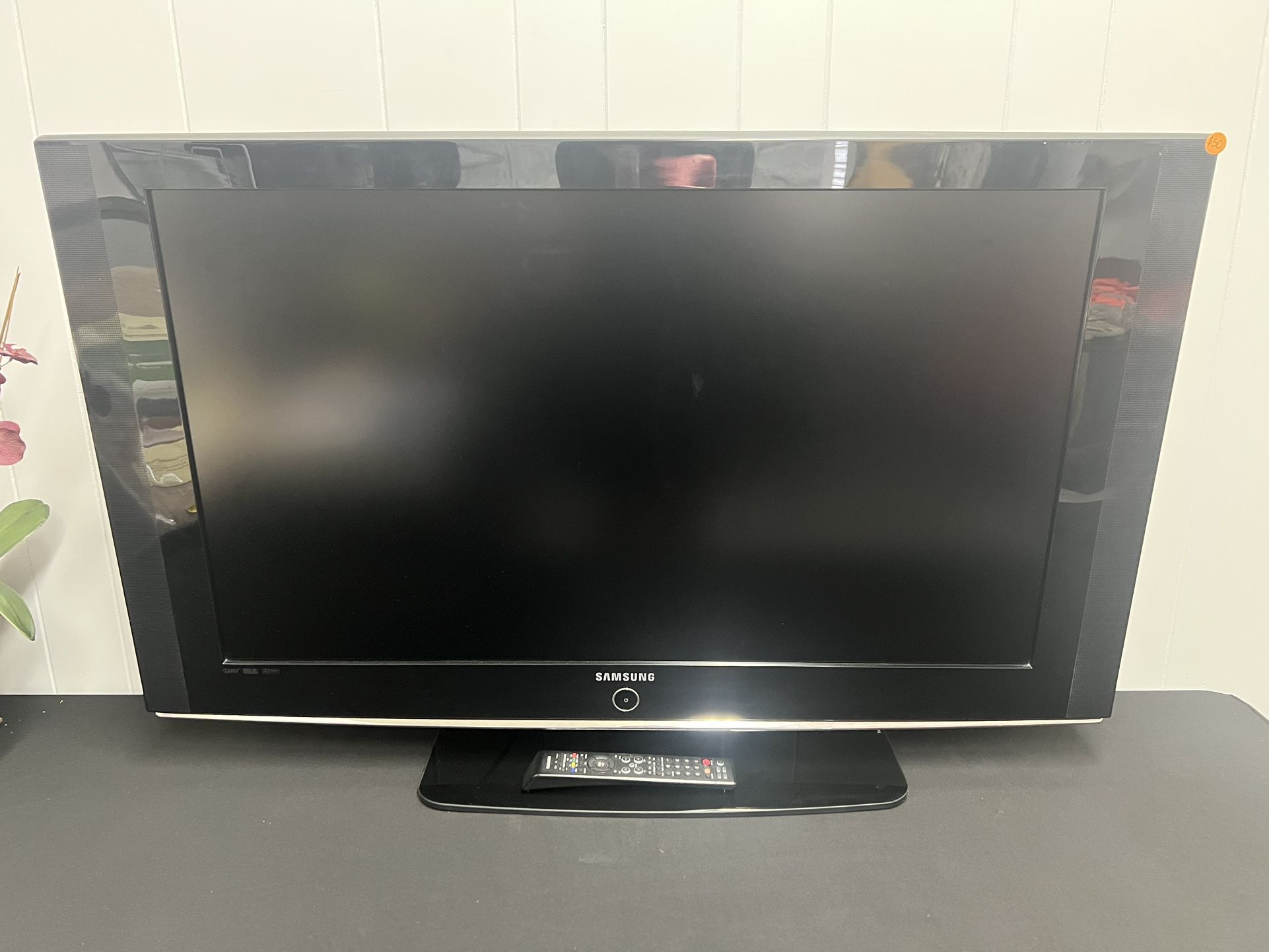 Samsung Flat Screen TV w/stand