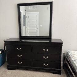 Dresser With Mirror 