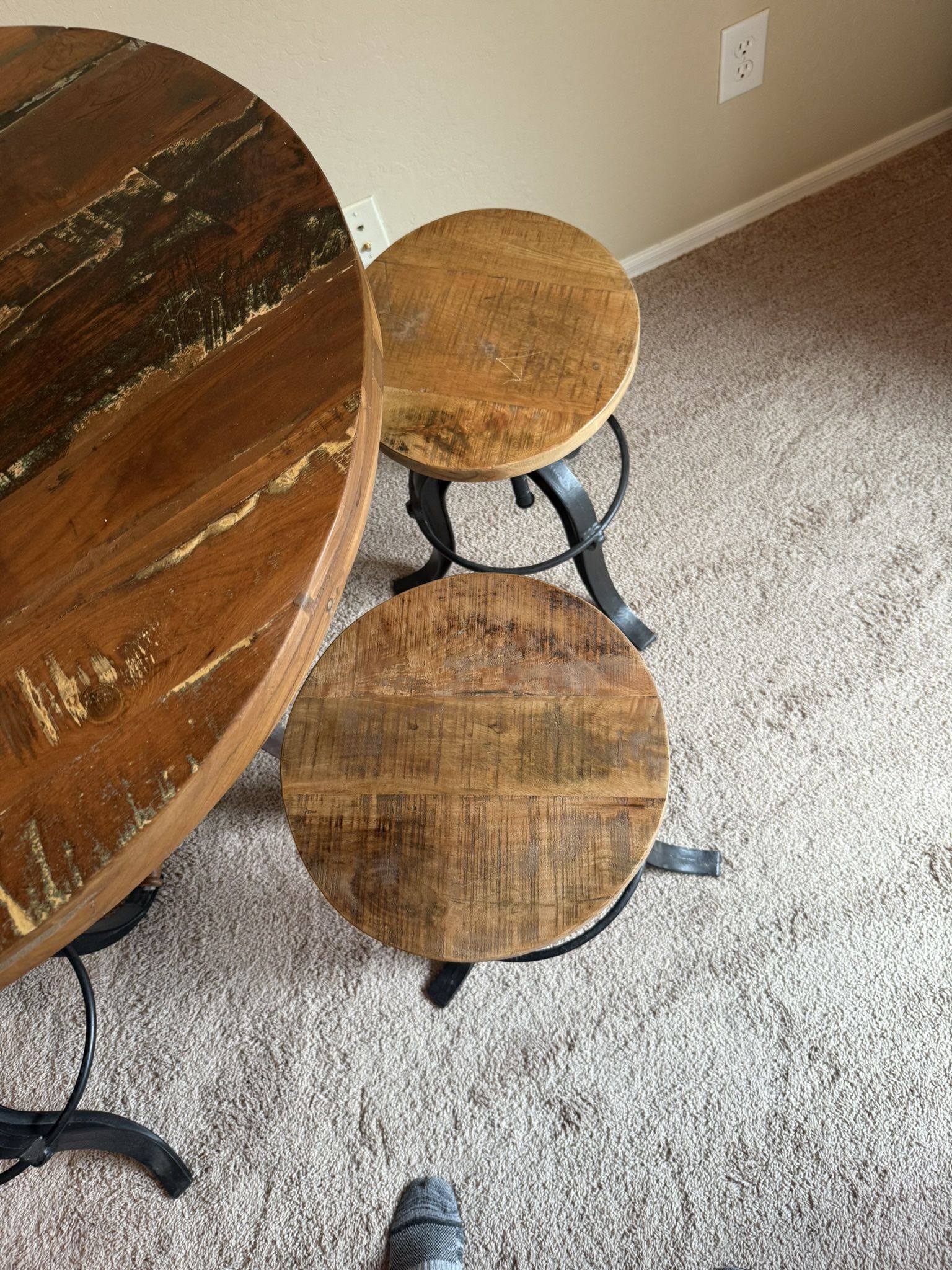 36” Bar Bistro Table And Stools Table Raises and Lowers 28” To 42” Wit 4 Stools