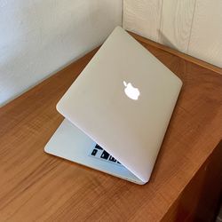 Apple MacBook Air 13” I5/8GB/256GB SSD $180