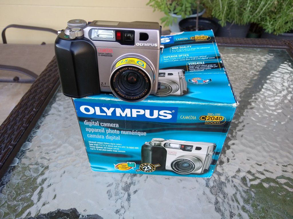 Olympus C-2040 2.11 MP Digital Camera w/ 3x Optical Zoom.