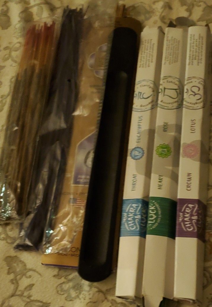 INCENSE HOLDER AND 8 INCENSE