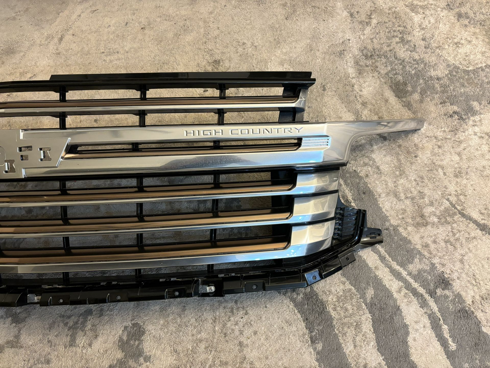 2021-2023 CHEVY TAHOE/SUBURBAN UPPER GRILLE NEW-HIGH COUNTRY