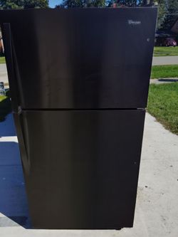 Whirlpool Top-Freezer Refrigerator Black