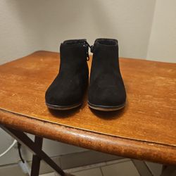 Cat&Jack Size 5.0 Black Boots