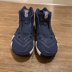 Kyrie 4 midnight navy Men's 10.5 *With Laces