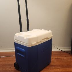 Igloo Cooler With 2 Wheels