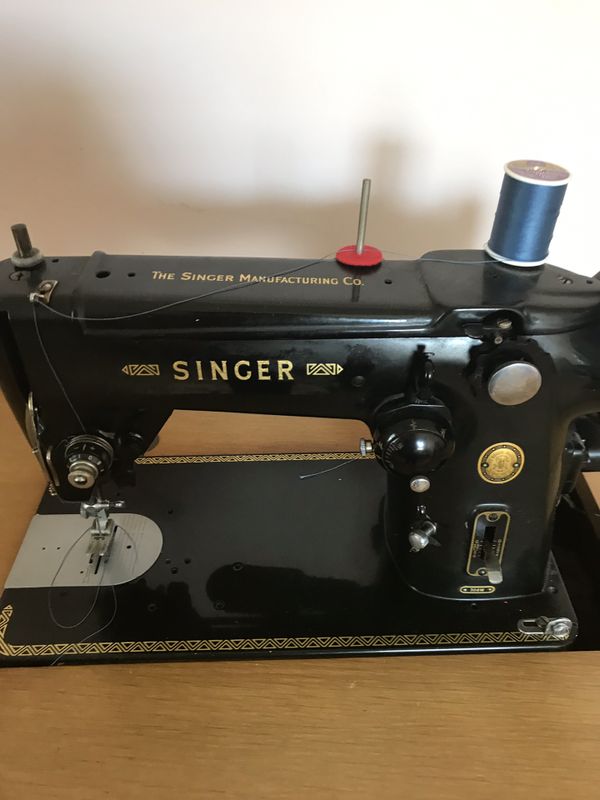 Vintage 1950 Working Singer Sewing Machine in Cabinet for Sale in Park