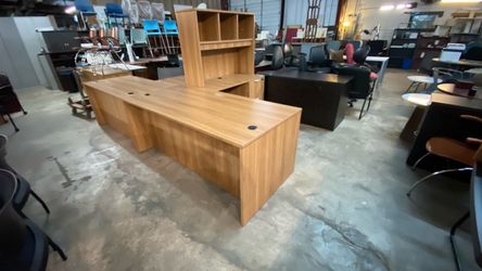 Executive L shaped desk with hutch