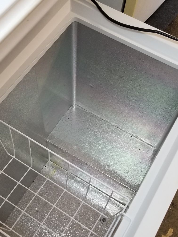 Idylis 5 -cu ft manual chest freezer white