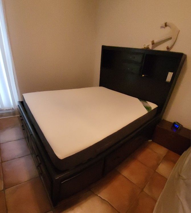 Queen bedroom set (SOLD AS SET)