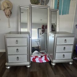 Silver Double Drawers Vanity With Stool