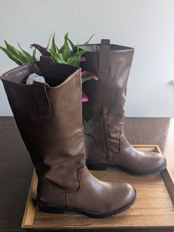 Berness Brand new brown riding boots – Size 8.5