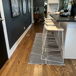 Set Of 4 - White Bar height Stools - Modern And Sleek💕