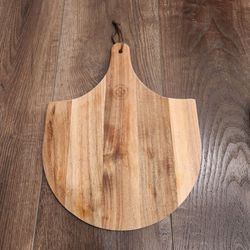 Ritual Life wooden pizza peel and serving paddle, Crafted from natural acacia wood, multi-toned grain layout, good condition, 11.5"×15"