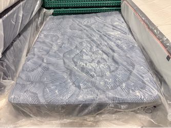 Queen mattress firm pillowtop Serta