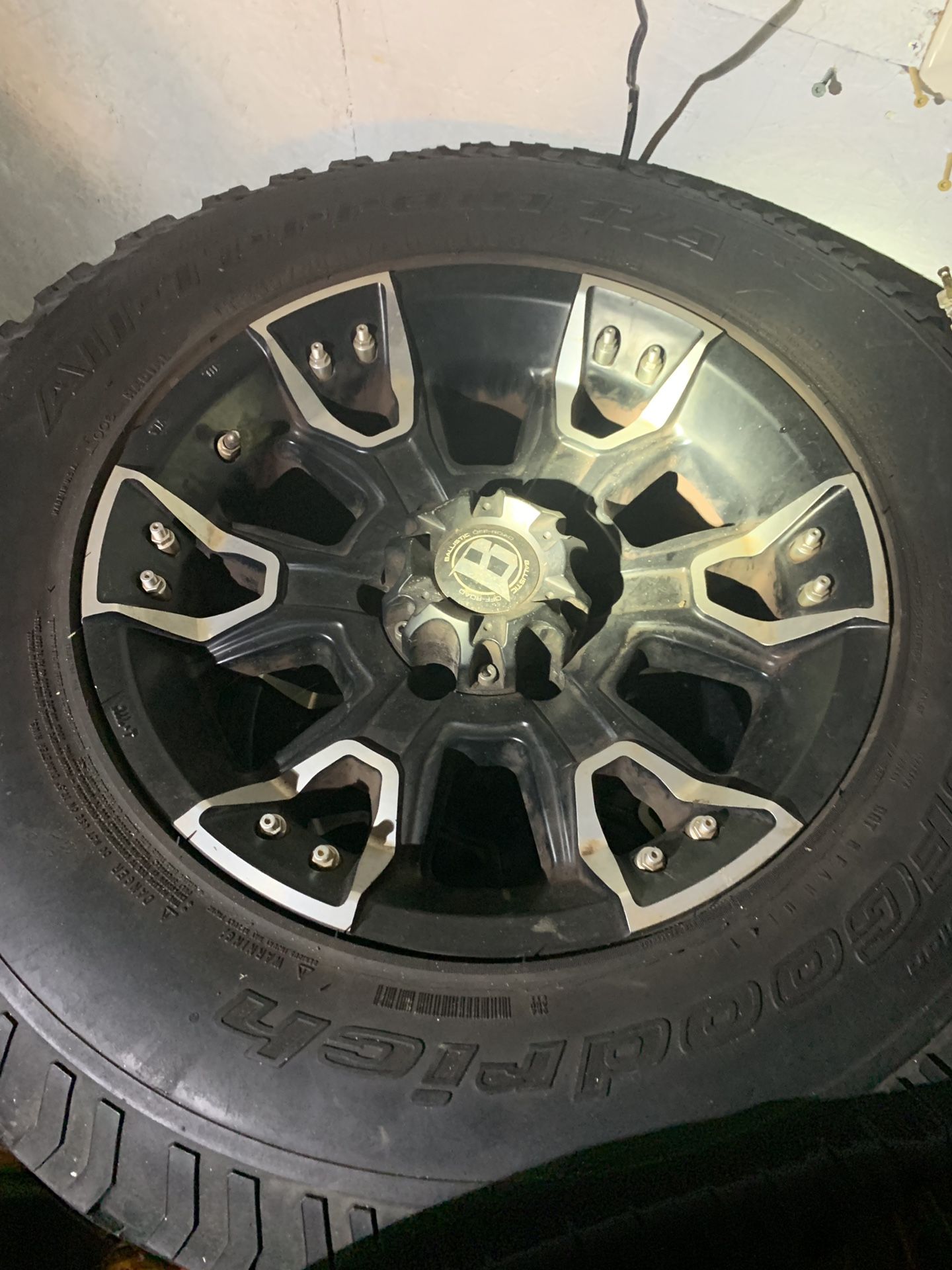 6 lug wheels (LT265 70 r17) GMC Yukon/Tahoe/Sierra wheels and tires