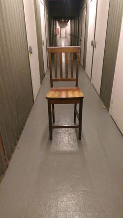 Tall wood, brun,chair.