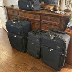 Set a four green luggage pieces
